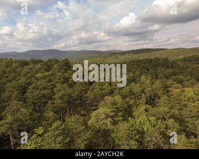Veduta aerea della Anninger hill e la foresta di Mödling nella Bassa Austria. Autunno e escursionismo concetto. Foto Stock