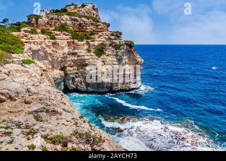 Spiaggia e baia con acqua di mare turchese, Cala des Moro, Maiorca, Spagna Foto Stock
