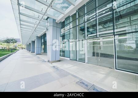 Edifici di uffici moderni e vuoti con pareti di vetro e pavimenti vuoti. Foto Stock