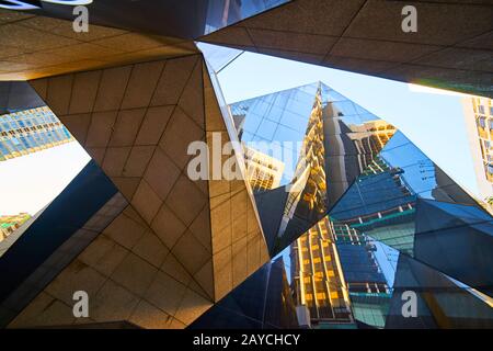 Edificio dal moderno design poligonale con facciata contro il cielo blu Foto Stock