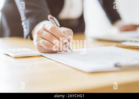 Vista ravvicinata di imprenditore a firmare un grande progetto . Foto Stock