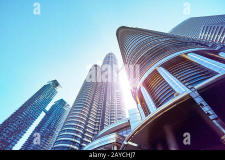 Vista astratta e ad angolo basso del grattacielo in acciaio contemporaneo. Kuala Lumpur Foto Stock