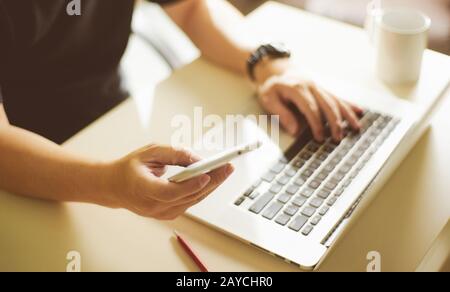 Mano di un giovane uomo con smartphone Foto Stock