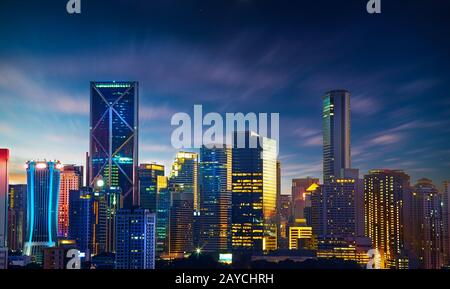 Skyline della città con grattacieli urbani al tramonto. Foto Stock