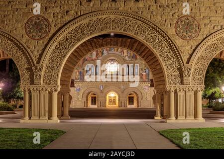 façade a nord della Stanford Memorial Church dal Memorial Court del Main Quad Foto Stock