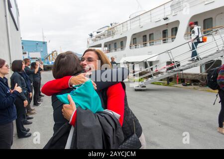 Passeggeri della nave da crociera Safari Endeavour dire addio all'equipaggio allo sbarco a Juneau, Alaska, Stati Uniti. Foto Stock