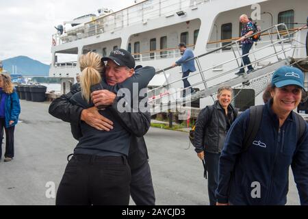 Passeggeri della nave da crociera Safari Endeavour dire addio all'equipaggio allo sbarco a Juneau, Alaska, Stati Uniti. Foto Stock