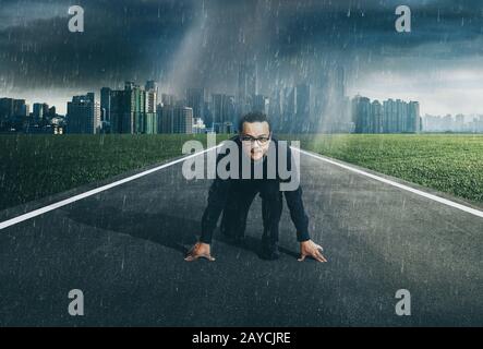 Giovane uomo d'affari posizione di partenza per la sua carriera con sfondo città skyline Foto Stock