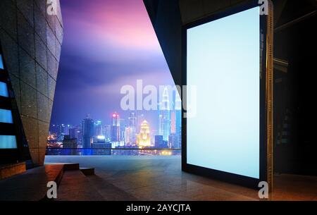 Grande schermo vuoto billboard con la città moderna di sfondo . Foto Stock