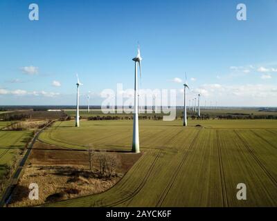 mulini a vento di un parco eolico stand su un campo Foto Stock