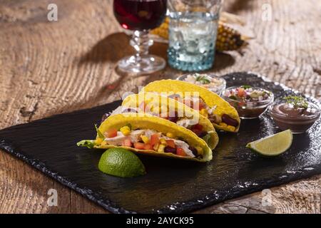 Tre tacos messicani in ardesia Foto Stock