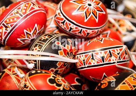 Uova di Pasqua colorate per decorare un arbusto di Pasqua Foto Stock