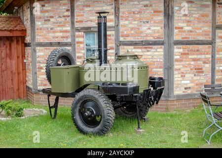 Vista di un vecchio cannone gulash o cucina campo dell'esercito Foto Stock