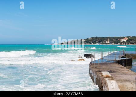 Splendido mare azzurro e la spiaggia rocciosa Foto Stock