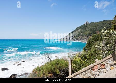 Splendido mare azzurro e la spiaggia rocciosa Foto Stock