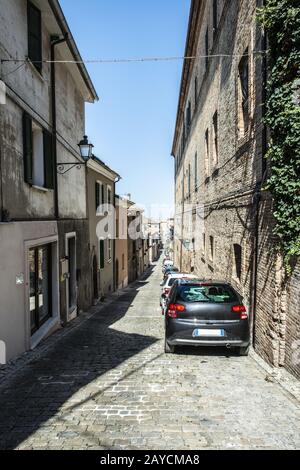 Tipiche case italiane di vecchia strada. Foto Stock