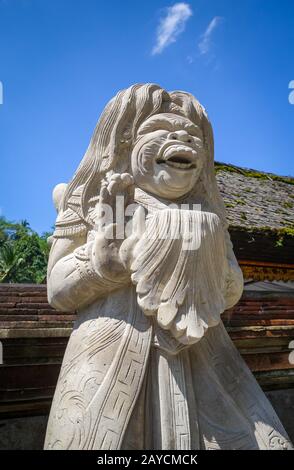 Statua nel tempio di pura Tirta Empul, Ubud, Bali, Indonesia Foto Stock