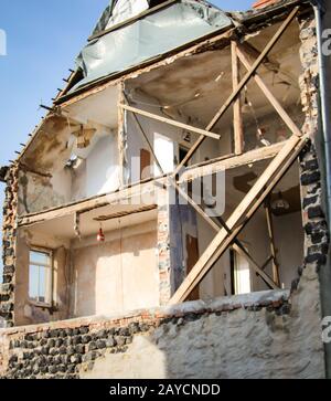 l'intero timpano è mancante da una casa, è demolito Foto Stock