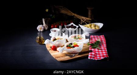 gnocchi al forno con pomodori zucchini e formaggio di pecora a dadini Foto Stock