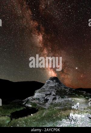 soda butte con strada lattea nella valle del lamar Foto Stock