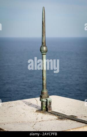 un'asta di fulmine su un angolo di un tetto Foto Stock