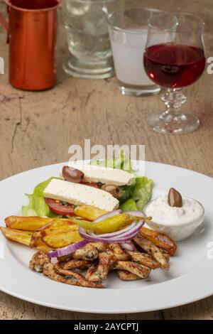 Gyros greci su un piatto con patatine fritte Foto Stock