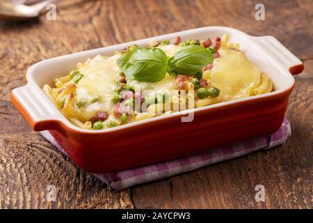 Rigatoni Emiliana casseruola su legno Foto Stock