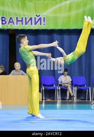 Orenburg, Russia, 26-27 maggio 2017 anni: I ragazzi gareggiano in acrobazia sportiva al Campionato Open Foto Stock