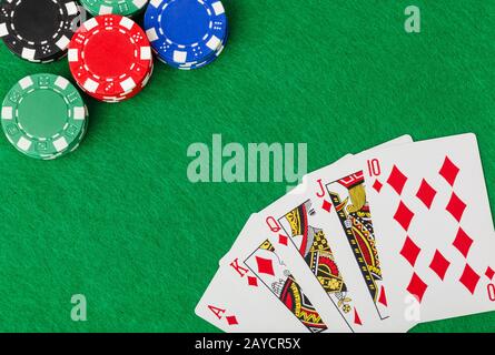 Fiches del casinò e giocare a carte sul tavolo verde Foto Stock