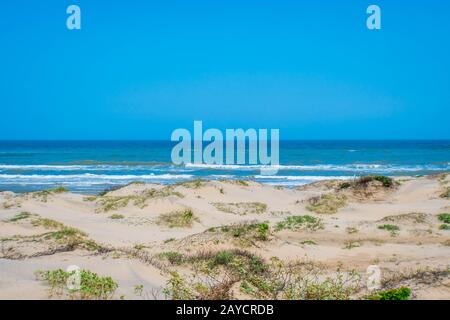 Una bella morbida e spiaggia di sabbia fine lungo la costa del golfo di South Padre Island, Texas Foto Stock