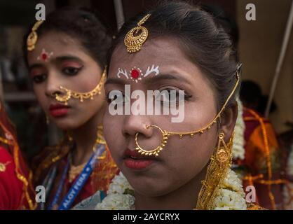 Calcutta, India. 14th Feb, 2020. I Brides sono visti mentre partecipano ad un matrimonio di massa in occasione del?San Valentino?a Kolkata, India, 14 febbraio 2020. Credit: Tumpa Mondal/Xinhua/Alamy Live News Foto Stock