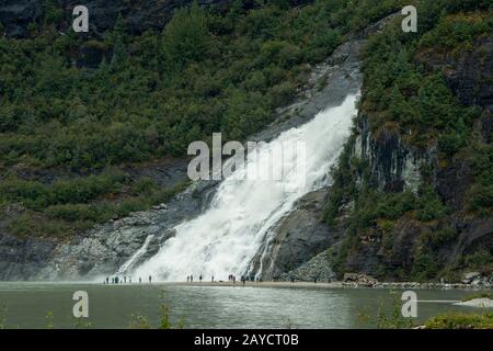 Persone alla cascata Nugget Falls al ghiacciaio Mendenhall, vicino a Juneau, Alaska, Stati Uniti. Foto Stock