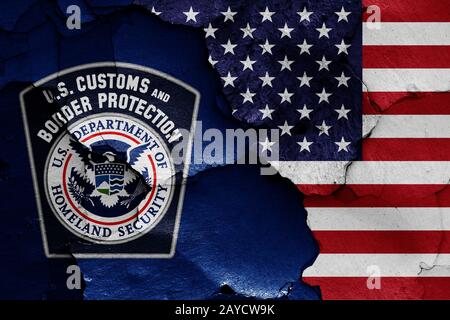 Bandiere di Stati Uniti Delle dogane e della protezione delle frontiere e USA dipinta sulla parete incrinato Foto Stock