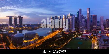 SINGAPORE - APRILE 16: Skyline della citta' di Singapore e Marina Bay il 16 Aprile 2016 a Singapore Foto Stock