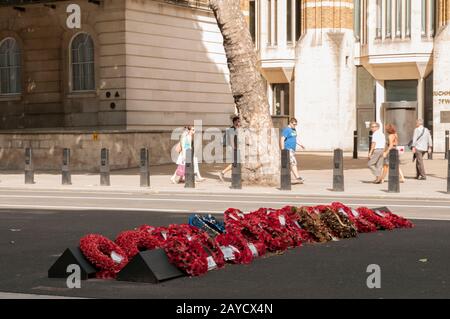 Londra, Regno Unito - 11 agosto 2013 - Wreaths sulla strada a Cenotaph, Whitehall a Londra Foto Stock