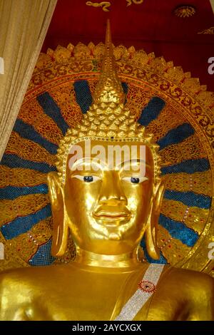 Statua del Buddha nel tempio di Wat Phra Singh, Chiang mai, Thailandia Foto Stock