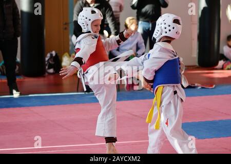 Orenburg, Russia - 27 gennaio 2018 anni: I bambini competono a Taekwondo nella Scuola di Campionato Foto Stock