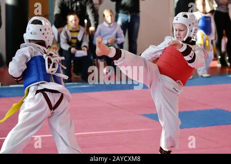 Orenburg, Russia - 27 gennaio 2018 anni: I bambini competono a Taekwondo nella Scuola di Campionato Foto Stock