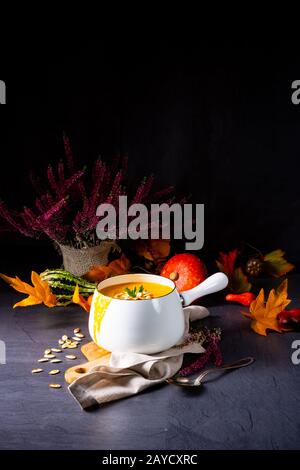 Zuppa di crema di zucca con semi di zucca arrostiti e olio di semi Foto Stock