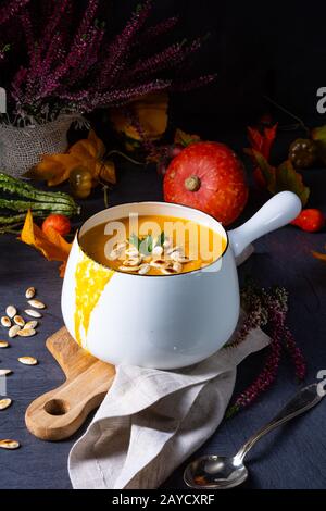 Zuppa di crema di zucca con semi di zucca arrostiti e olio di semi Foto Stock