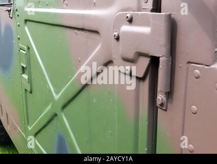 primo piano della porta di un veicolo militare corazzato dipinto in colori camuffati Foto Stock