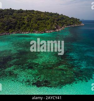 Un viaggio d'immersione nelle acque cristalline di fronte a un'isola solitaria nel sud-est asiatico Foto Stock