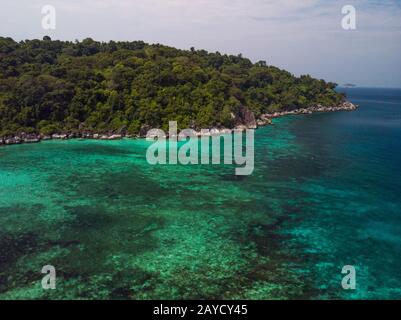 Un viaggio d'immersione nelle acque cristalline di fronte a un'isola solitaria nel sud-est asiatico Foto Stock