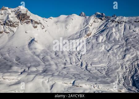 Il sole che tramonta illumina il panorama alpino Foto Stock