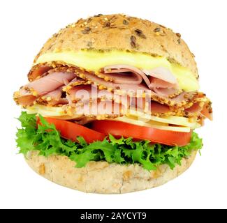 Panino con prosciutto e insalata di formaggio con maionese isolato su sfondo bianco Foto Stock