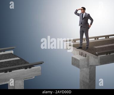 Imprenditore pronto a superare il ponte rotto Foto Stock