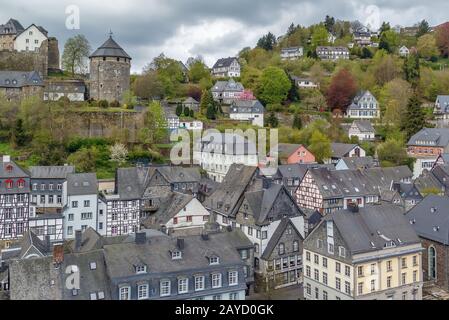 Vista di Monschau con castello da collina, Germania Foto Stock