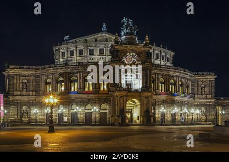 Semperoper a Dresda di notte, Sassonia, Germania Foto Stock