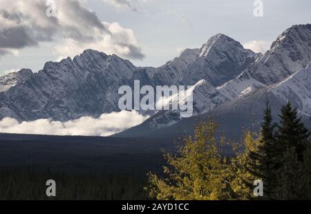 In Autunno le montagne rocciose Foto Stock