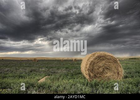 Hay Bale e Prairie Storm Foto Stock